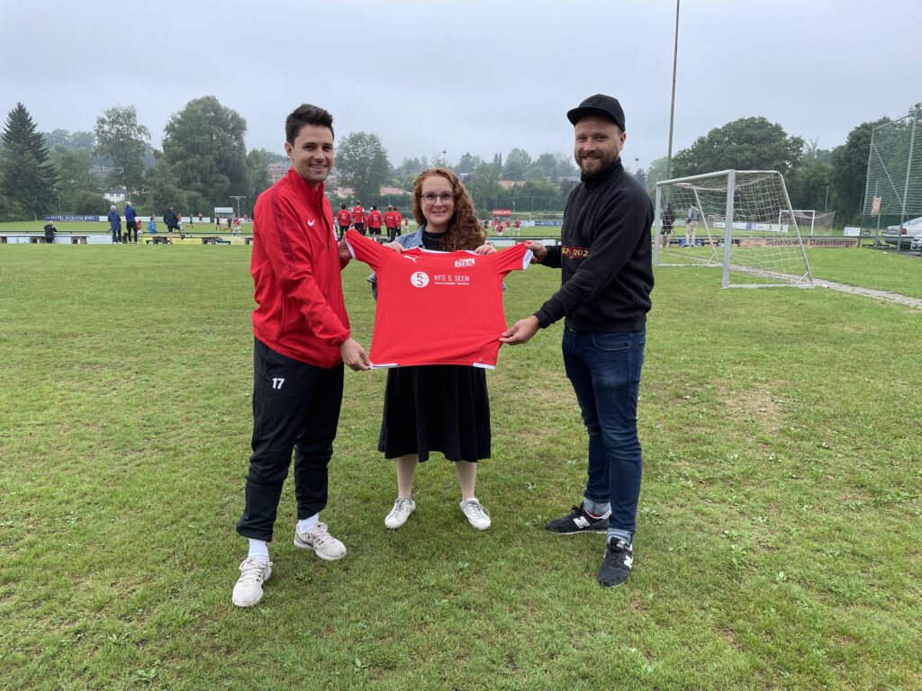 Florian Auburger, Dr. Schamiem Stumpfe und Florian Garke bei der Übergabe der neuen Shirts
